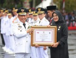 Award to the Regent of Banyuwangi Success Accompanied by Gandrung Gurit Mangir