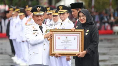 Kabupaten Banyuwangi Berkinerja Terbaik Se-Indonesia, Bupati Ipuk Terima Satyalancana dari Presiden Jokowi
