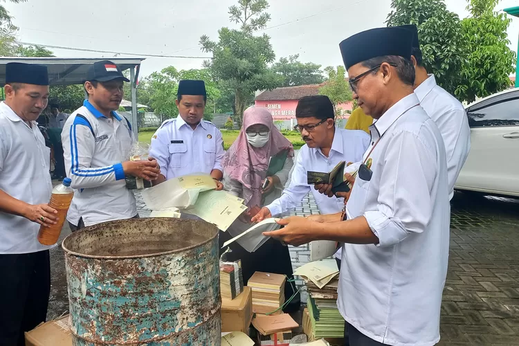 kemenag-banyuwangi-bakar-31.614-blangko-buku-nikah,-ternyata-ini-alasannya-–-radar-banyuwangi