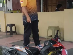 Kenakan Pakaian Pencak Silat, Pengendara Honda Beat Tabrak Tiang LPJU di Ruas Jalan Wahid Hasyim Genteng Banyuwangi Sampai Klenger