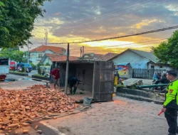 Oleng Lalu Tabrak Pembatas Jalan Yos Sudarso Banyuwangi, Truk Muatan Bata Terguling, Ini yang Dirasakan Sopir Truknya – Radar Banyuwangi