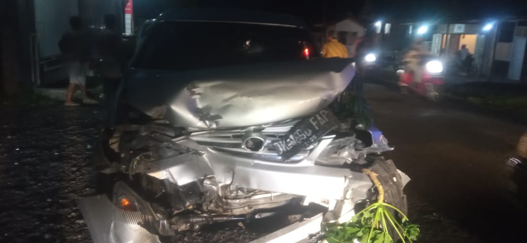 Kecelakaan Antar Toyota Avanza dan Suzuki Ertiga di Kecamatan Srono, Satu Pengemudi Dilarikan ke Rumah Sakit