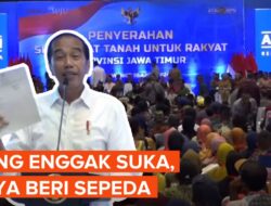 Kelakar Jokowi Usai Bagikan Sertifikat Tanah di Banyuwangi: Senang Mboten?