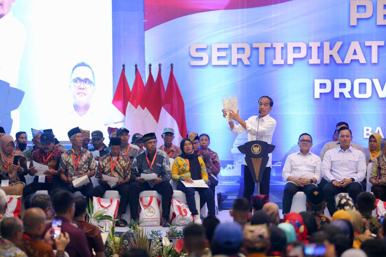 serahkan-10.000-sertipikat-tanah-elektronik-tora,-presiden-jokowi:-banyuwangi-terbesar-di-indonesia