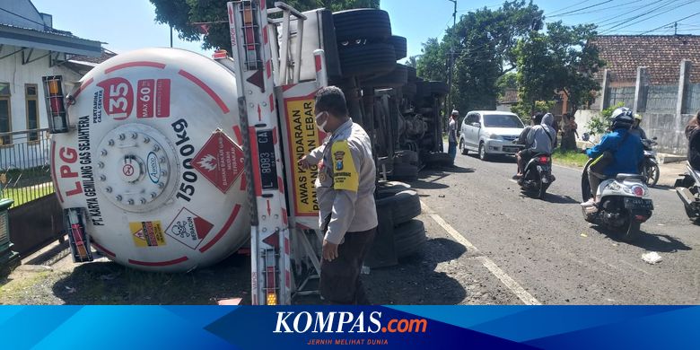 consecutive-accidents-on-the-jember-banyuwangi route,-truck-hit-motorcycle-to-death