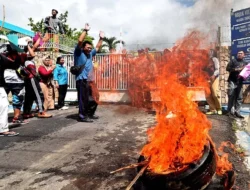Benang Layangan Bikin Blak Out, Tuntut Aliran Listrik Dihidupkan Warga Bakar Ban di Gardu Induk PLN Banyuwangi: Ending Simulasi Damkarmat Padamkan Api