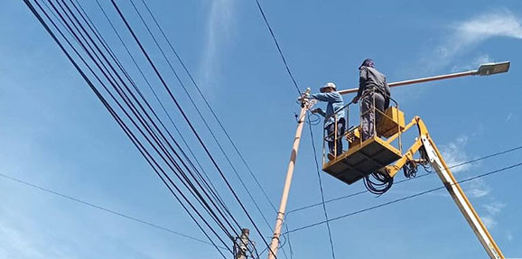dinas-pu-ckpp-banyuwangi-siap-siaga-perbaiki-lampu-penerangan-jalan-yang-rusak