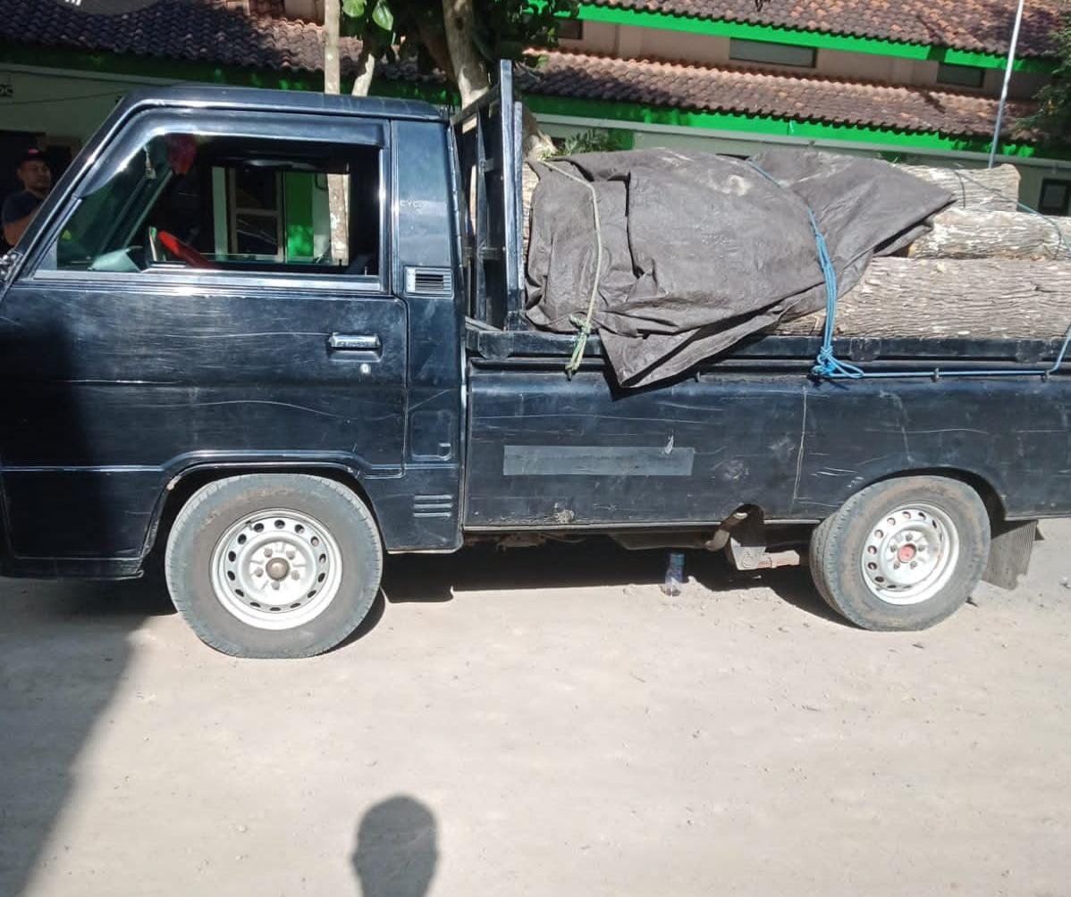 diduga-muat-kayu-jati-ilegal,-kendaraan-jenis-pick-up-diamankan-polhutmob-kph-banyuwangi-selatan