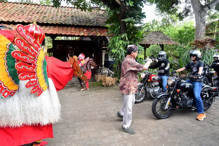 dozens of motorbike-lovers-smitten-banyuwangi