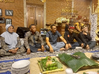 kopat-menggelar-ritual-adat-meras-dandim-menjadi-warga-kehormatan-kopat-banyuwangi
