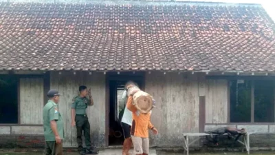empty-house-in-village-grajagan-banyuwangi-visited-police-and-polhutmob-perhutani:-caught-saving-17-logs-of-illegal-teak-wood
