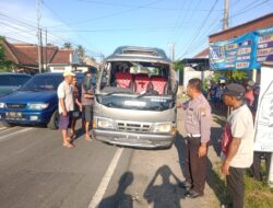 Hindari Kendaraan Roda Dua, Trevel Tanpa Penumpang Oleng Hingga Roboh di Kecamatan Srono