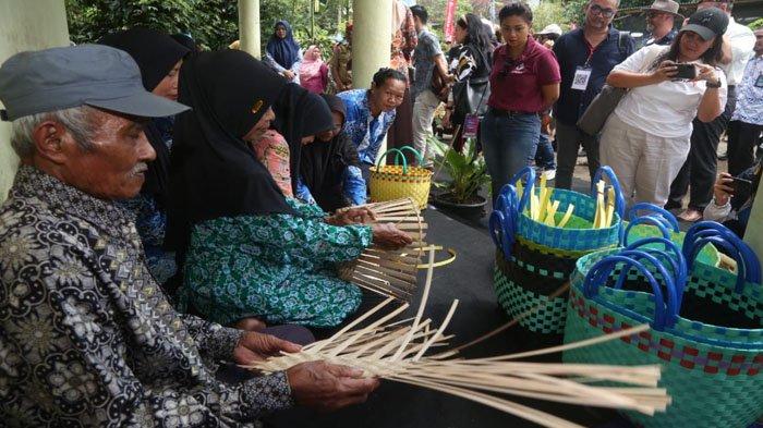 kampung-kb-di-banyuwangi-sukses-curi-perhatian-delegasi-dunia-–-tribunjatim.com