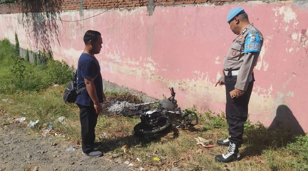 sepeda-motor-thunder-ludes-terbakar-saat-isi-bbm,-pemilik-sepeda-kabur