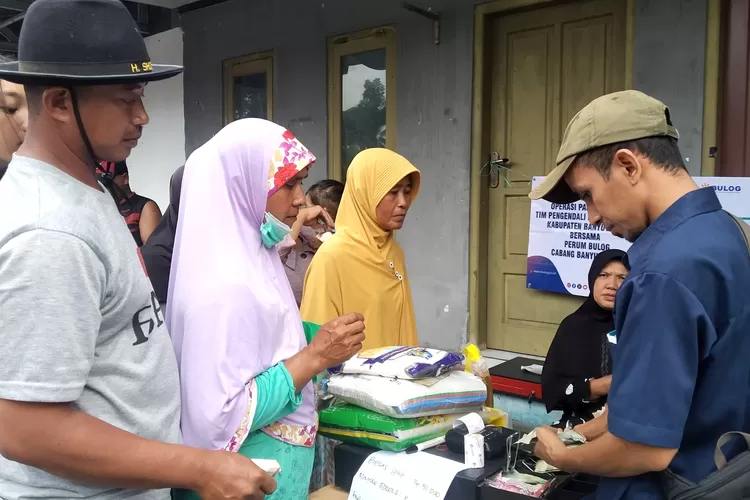 harga-eceran-tertinggi-beras-sphp-di-pasar-genteng-banyuwangi-naik,-per-kg-nya-rp-1.600