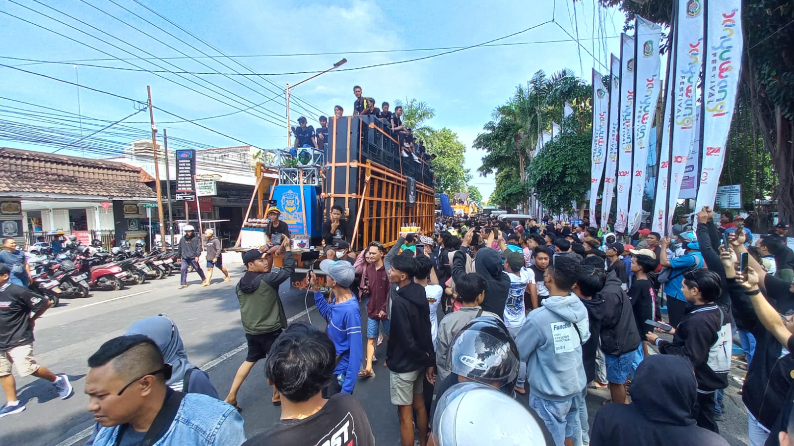 gelar-aksi-demo,-kbsb-minta-bupati-ipuk-beri-ganti-rugi-akibat-pelarangan-batlle-di-sumbersewu