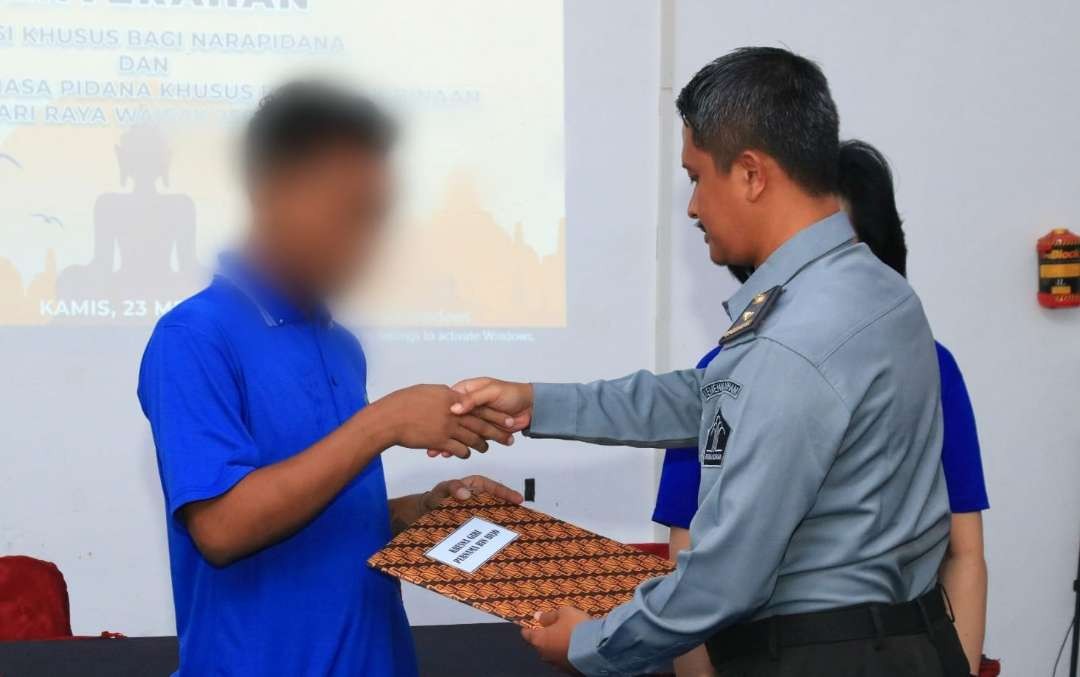 hari-raya-waisak,-dua-warga-binaan-lapas-banyuwangi-dapat-remisi-khusus