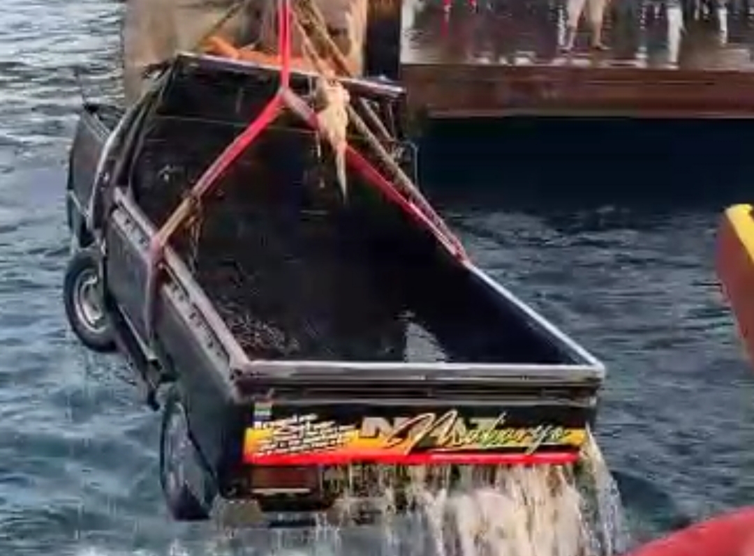 hendak-ke-luar-dari-kapal,-pick-up-warga-kecamatan-kabat-terjebur-di-pelabuhan-asdp-ketapang
