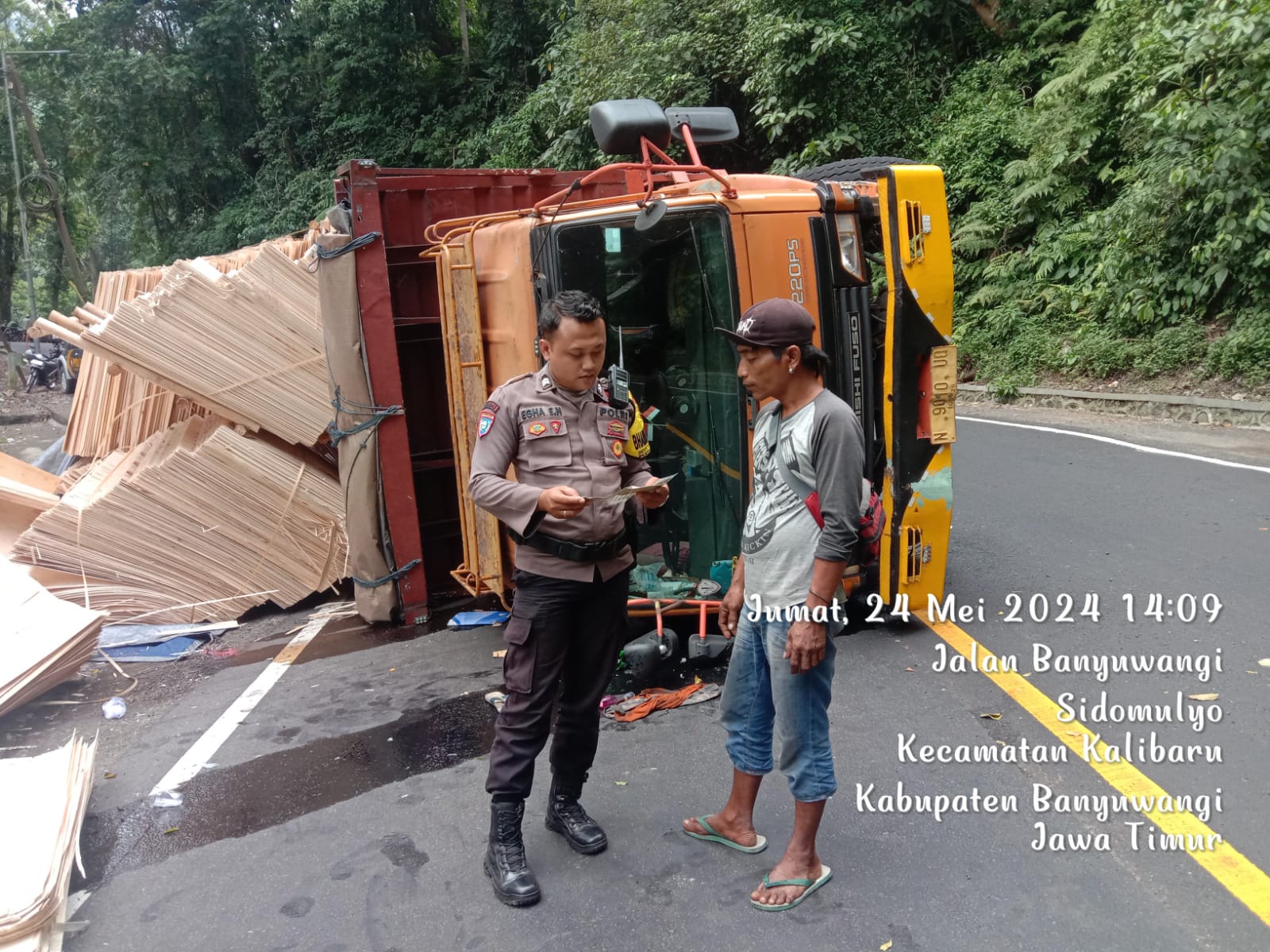 muatan-terlalu-banyak-dan-berat,-truk-tronton-bermuatan-triplek-terguling-di-jalur-gumitir
