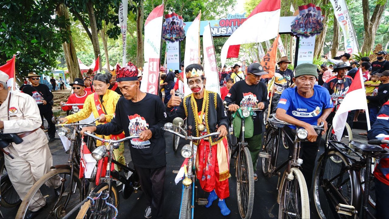 ribuan-penggemar-sepeda-tua-di-festival-onthel-nusantara-banyuwangi