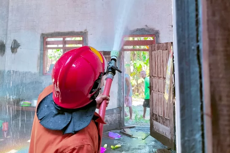 ditinggal-ke-sawah,-rumah-warga-srono,-banyuwangi-habis-terbakar:-diduga-akibat-korsleting-listrik