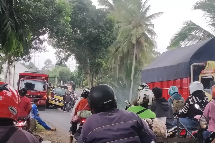 tali-pengaman-pada-truk-putus,-ratusan-asbes-berantakan-di-jalan-kaligondo,-banyuwangi