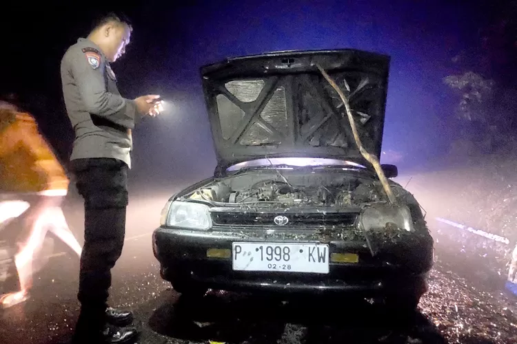jalur-gumitir-jadi-lokasi-langganan-mobil-macet:-mesin-mobil-sedan-milik-warga-jember-berasap