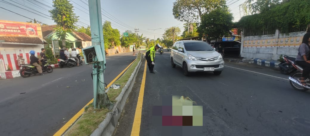 tabrak-tiang-dengan-kecepatan-tinggi-saat-tikungan,-seorang-pengendara-tewas