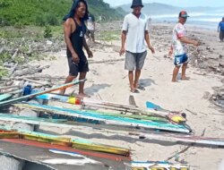 Serpihan Perahu Ditemukan di Pantai Trianggulasri, Seorang Nelayan Dikabarkan Hilang