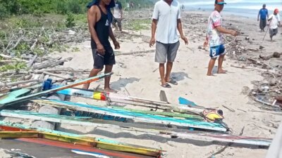 serpihan-perahu-ditemukan-di-pantai-trianggulasri,-seorang-nelayan-dikabarkan-hilang