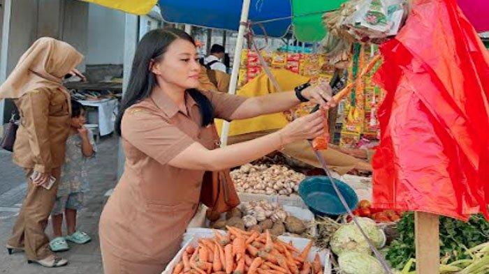 asn-pemkab-banyuwangi-serbu-dagangan-pedagang-relokasi-pasar-banyuwangi-–-tribunjatim.com