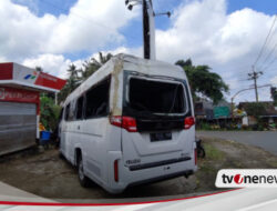 Lagi, Minibus Angkut Belasan Wisatawan Asal China Terguling di Jalur Ijen