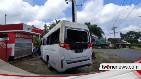 lagi,-minibus-angkut-belasan-wisatawan-asal-china-terguling-di-jalur-ijen