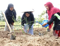 Kembali Ngantor di Desa, Bupati Ipuk Semangati Desa Garap Potensi Lokalnya