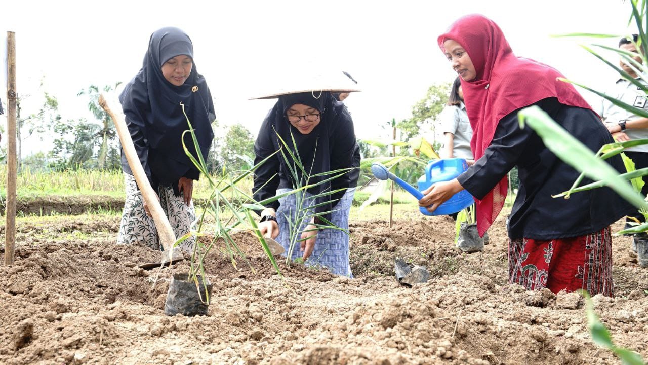 kembali-ngantor-di-desa,-bupati-ipuk-semangati-desa-garap-potensi-lokalnya
