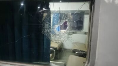 Pasundan-train-glass-broke-and-severely-damaged-after-being-hit-by-throwing-stones-in-the-city-of-Surabaya