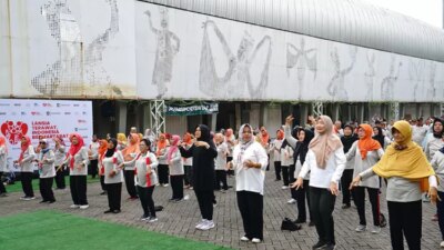 Peringati HLUN, Bupati Ipuk Senam Bareng Lansia di Stadion Diponegoro Banyuwangi