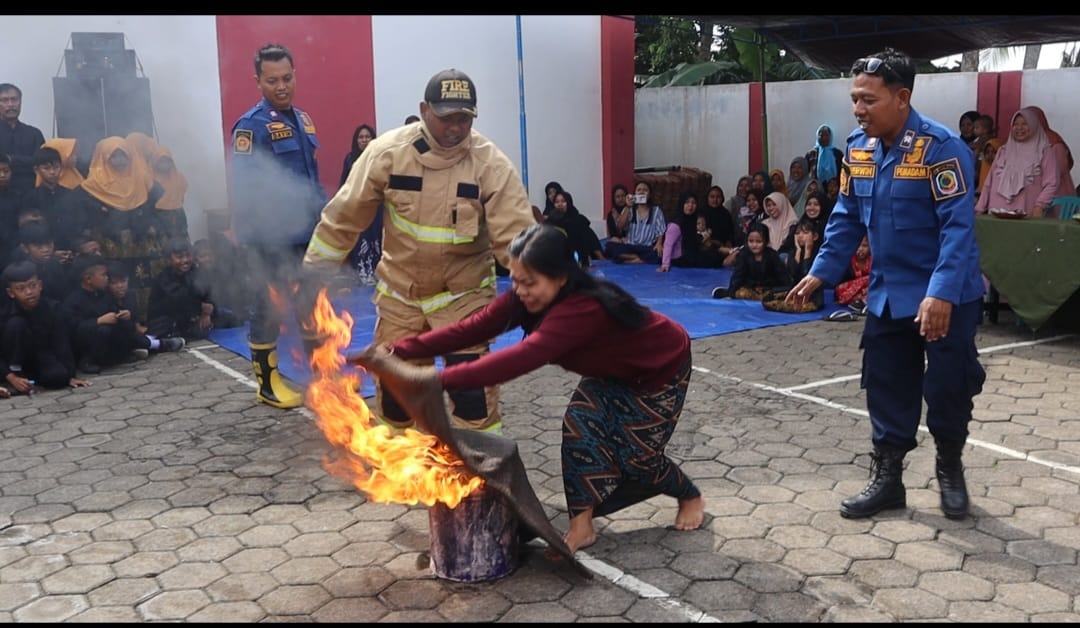 ibu-ibu-rumah-tangga-di-banyuwangi-dilatih-mitigasi-kebakaran