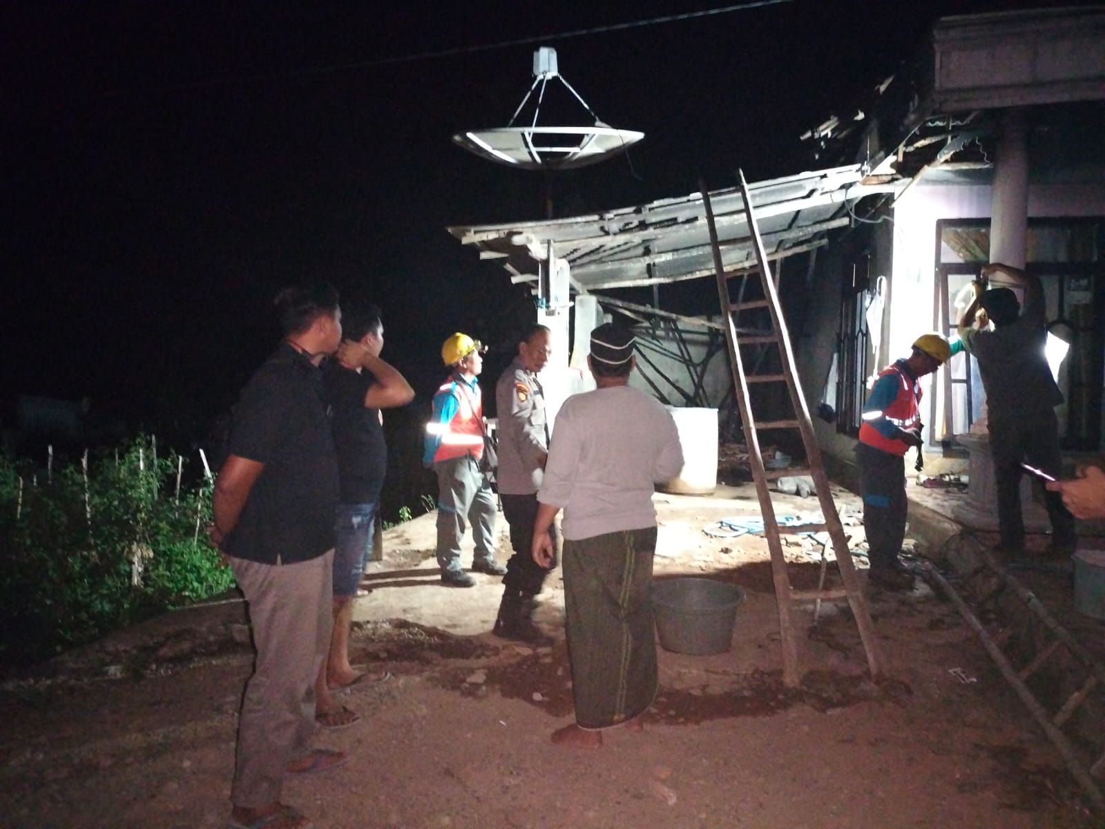 akibat-listrik-konslet,-satu-garasi-rumah-warga-ludes-dilahap-api