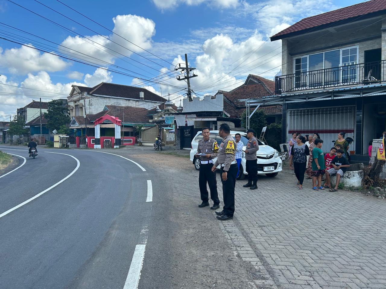 tumpahan-oli-berceceran-di-jalan-di-kecamatan-srono,-kecelakaan-beruntun-tak-dapat-dihindarkan