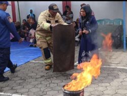 Cegah Kebakaran di Rumah, Emak-emak di Banyuwangi Dilatih Damkar