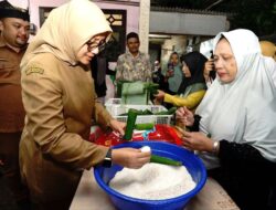 Melihat Sentra Produksi Ribuan Lontong Industri Rumahan Warga Desa Banyuwangi