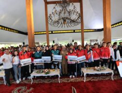 Serahkan Bonus, Bupati Ipuk Juga Akan Fasilitasi Beasiswa untuk Atlet Berprestasi