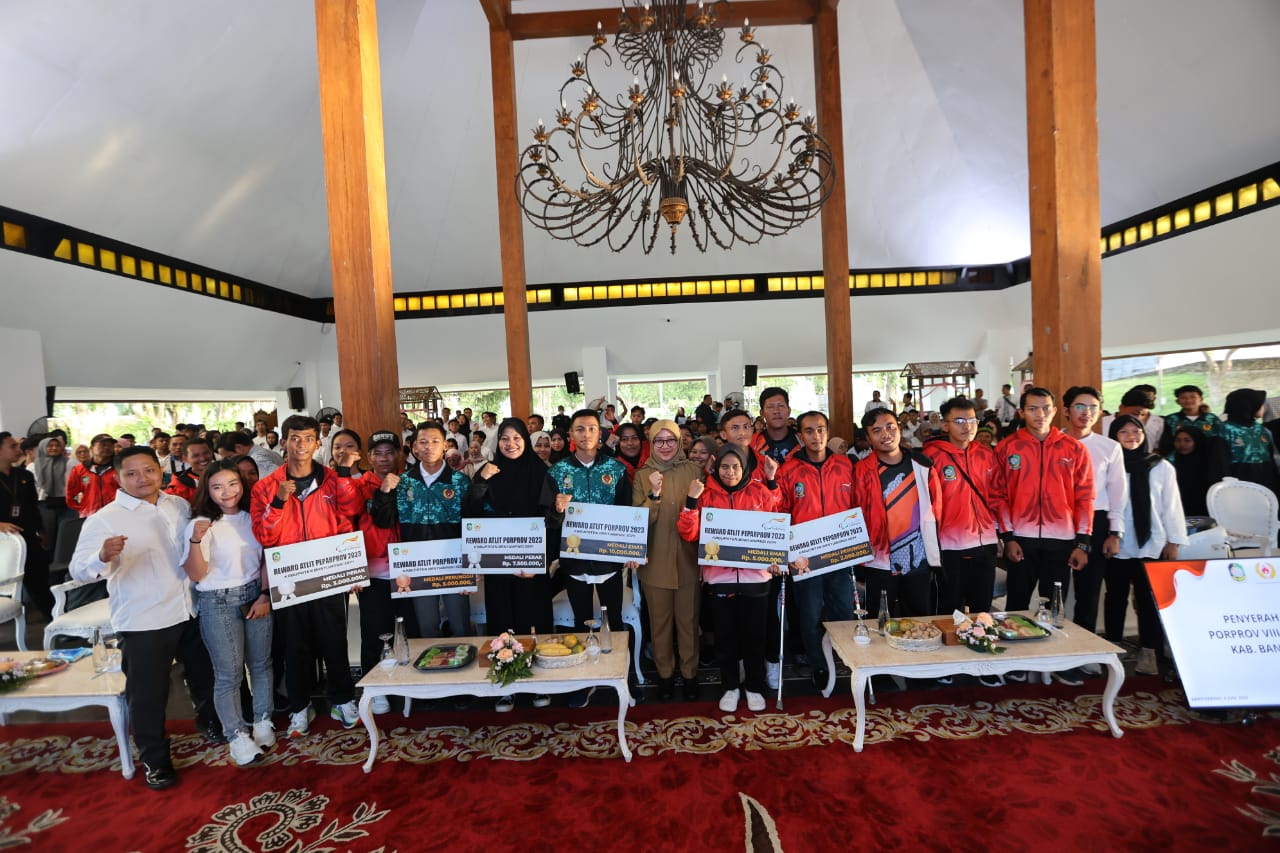 serahkan-bonus,-bupati-ipuk-juga-akan-fasilitasi-beasiswa-untuk-atlet-berprestasi