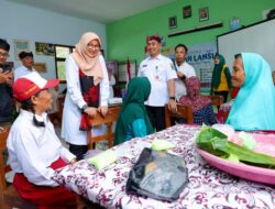 Ke Bunga Desa, Bupati Ipuk Tinjau Sekolah Lansia