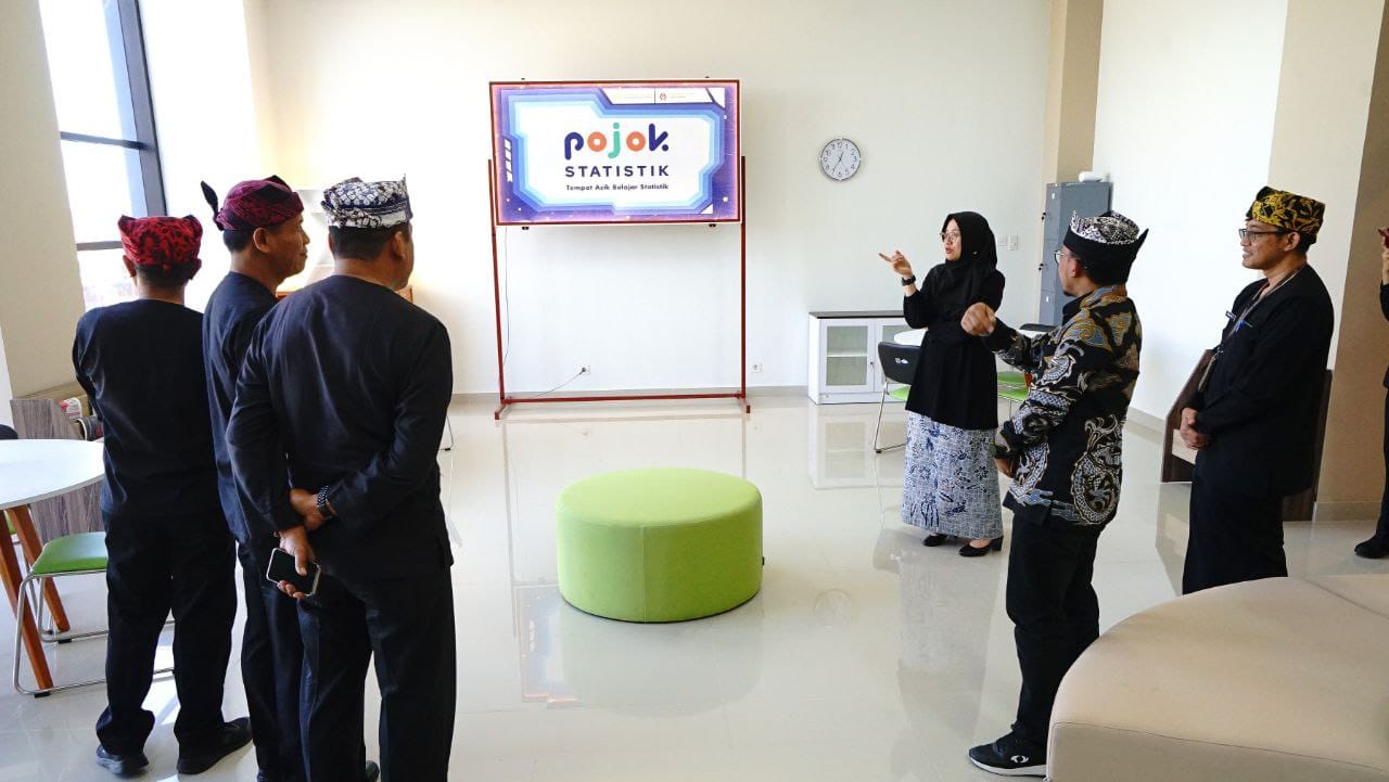 dukung-pembangunan-berbasis-data,-politeknik-banyuwangi-bikin-pojok-statistik