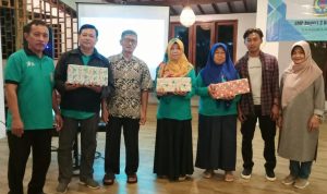 keluarga-besar-smp-negeri-2-rogojampi-berikan-tali-asih-bagi-asn-yang-purna-tugas