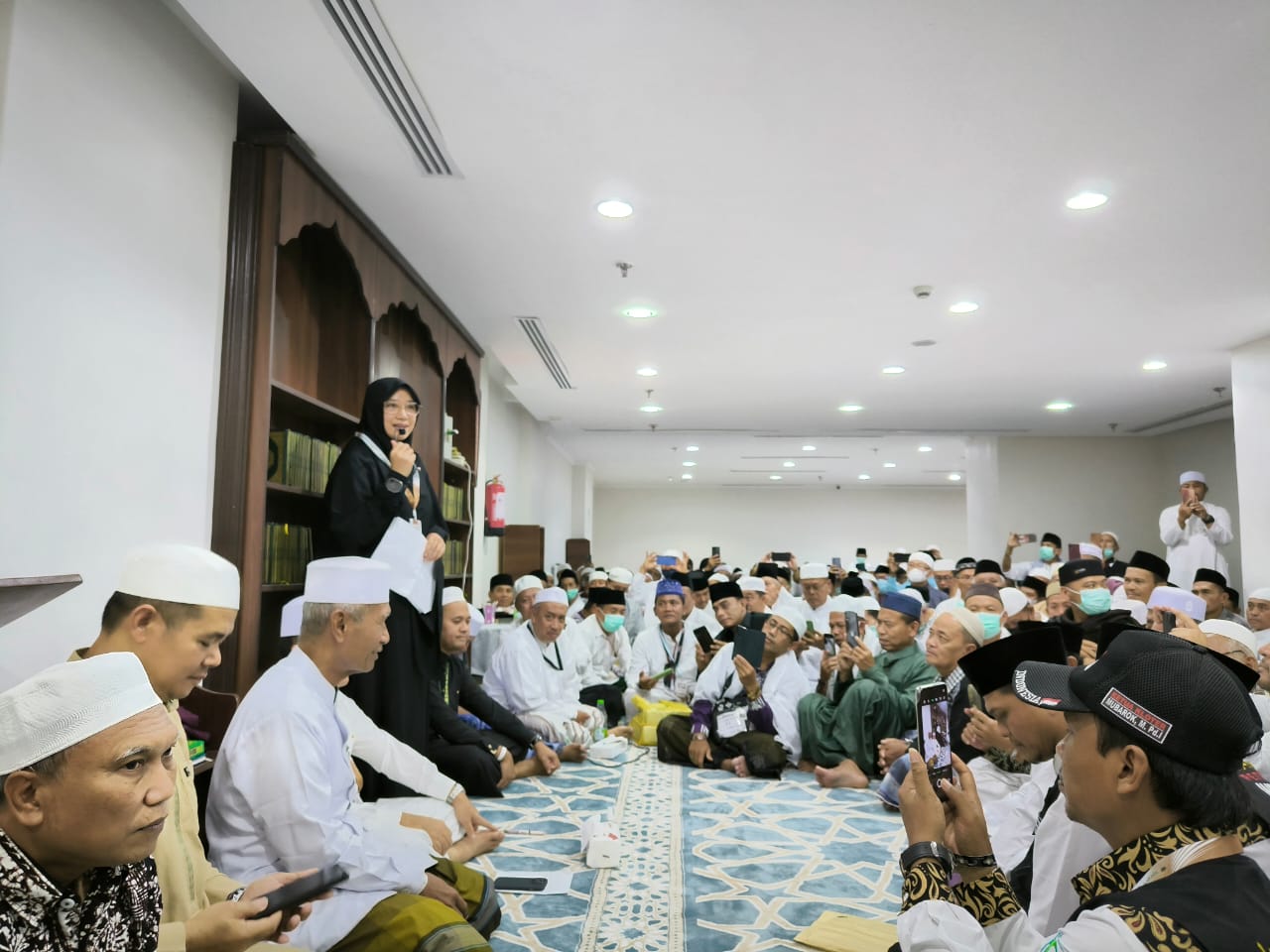 bupati-ipuk-sapa-jamaah-haji-asal-banyuwangi