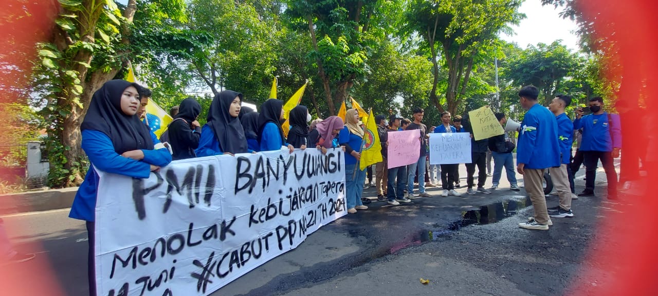 aksi-tolak-tapera,-pmii-gelar-unjuk-rasa-di-gedung-dprd-banyuwangi