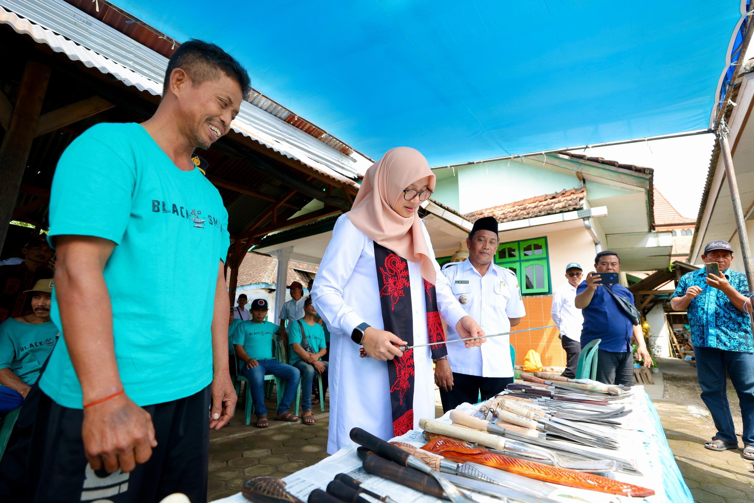 upaya-pandai-besi-banyuwangi-bersaing-dengan-produk-pabrikan,-jaga-kualitas-dikirim-luar-kota